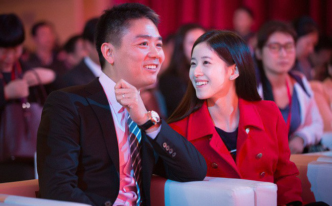 Có thể nói, Chương Trạch Thiên là một trong những cô nàng hot girl "nổi như cồn", thu hút sự chú ý và bình luận sôi nổi của cư dân mạng xứ Trung. Từ chỗ khiến nhiều người khó quên trước nhan sắc xinh đẹp, thuần khiết ngày nào, Chương Trạch Thiên giờ đã là vợ doanh nhân thành đạt, liên tục xuất hiện trong các sự kiện của giới kinh doanh.