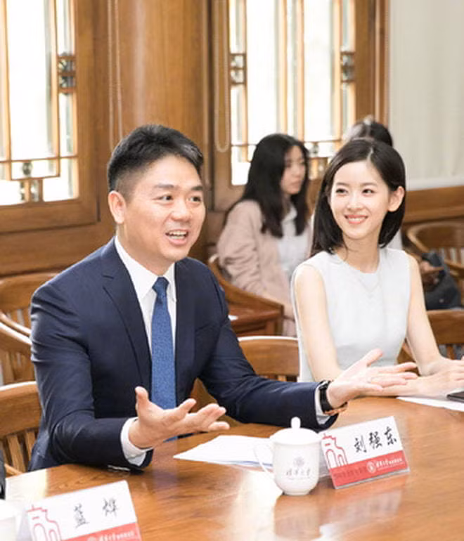 Không chỉ sở hữu nhan sắc xinh đẹp, Chương Trạch Thiên còn là một cô gái tài năng. Vào năm 2011, "hot girl trà sữa" được nhận vào ngôi trường danh tiếng bậc nhất - Đại học Thanh Hoa. Sau đó, cô tham gia vào chương trình liên kết 1 năm và đến nhập học tại trường Barnard của Mỹ.