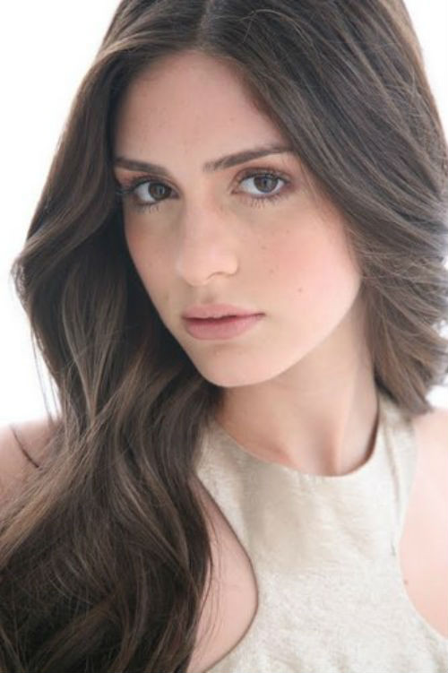 Camila nhìn qua khá giống bồ cũ của Neymar là Bruna Marquezine. Camila cũng có mái tóc dài màu nâu, nụ cười tươi và một thân hình quyến rũ.