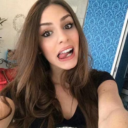 Camila Karam, người được báo chí cho là người tình bí mật của Neymar, hiện là sinh viên của một trường đại học Y tại Brazil.