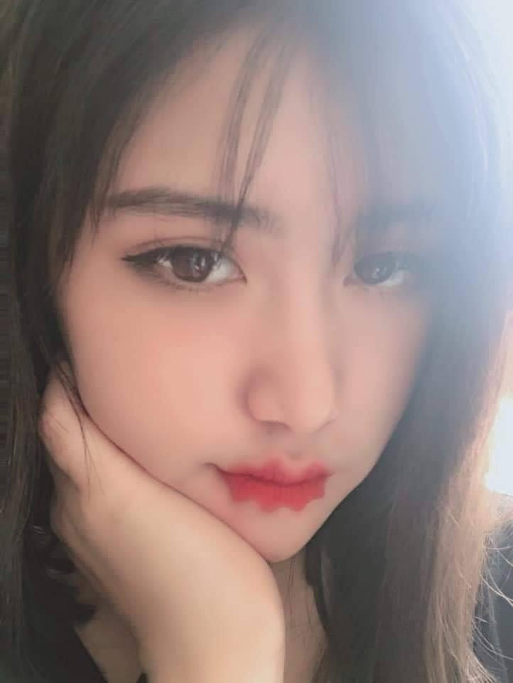 Tiếp nối ngay sau đó là trào lưu môi răng cưa cũng khó hiểu không kém. Loại môi này nhìn thì phức tạp nhưng thực chất lại đơn giản hơn hơn "môi Mazda" rất nhiều. Nếu không muốn động chạm dao kéo thì chỉ cần sử dụng son rồi tạo hình theo ý muốn là xong.