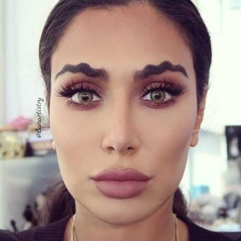 Lông mày lượn sóng cũng từng "làm mưa làm gió" trên thế giới khiến nhiều cô gái chết mê.