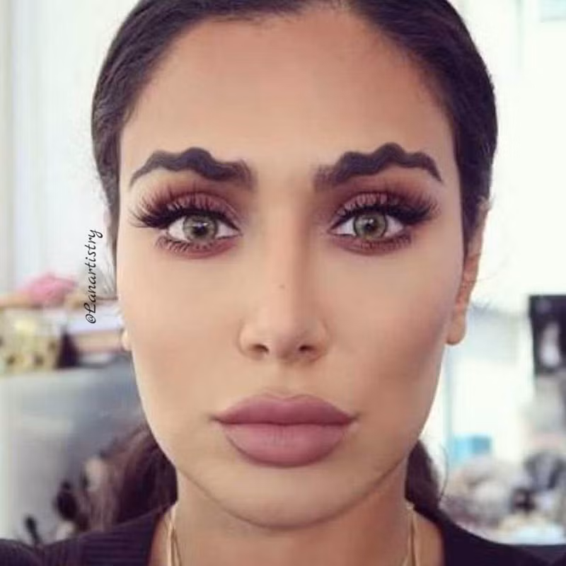 Lông mày lượn sóng cũng từng "làm mưa làm gió" trên thế giới khiến nhiều cô gái chết mê.