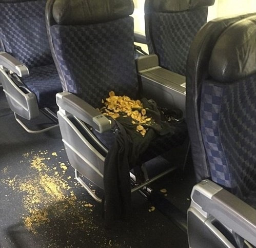 Một hành khách ý thức "bừa bãi" trên máy bay khiến các tiếp viên khổ sở.