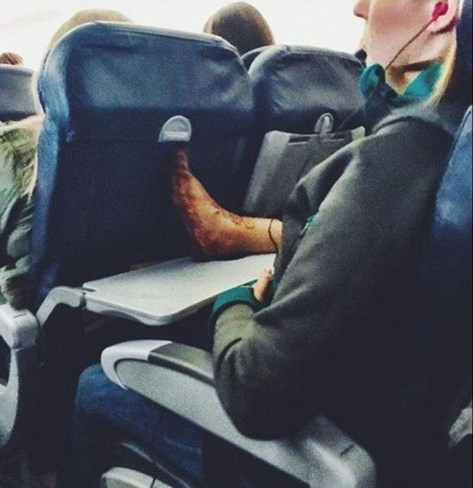 Hành khách thiếu ý thức này "hồn nhiên" gác chân lên bàn ăn của người ngồi bên cạnh.