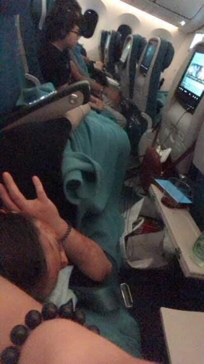 Xuất hiện trong câu chuyện, cô gái chia sẻ trong 1 chuyến bay đã bị bà cô lạ mặt bên cạnh ngả đầu vào đùi mình ngủ ngon lành. Khi cô và các tiếp viên lên tiếng góp ý nhắc nhở thì chỉ nhận được thái độ thờ ơ, mặc kệ. Thậm chí, khi cố tình ngồi gọn bà cô càng được nước lấn tới.