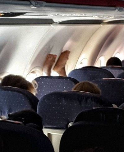 Trước đó, đã không ít lần, CĐM lên tiếng về câu chuyện của những hành khách vô ý thức trên máy bay, từ nói chuyện ầm ĩ, ngáy to,… đến những hành động “kinh hoàng” như cởi trần, sàm sỡ