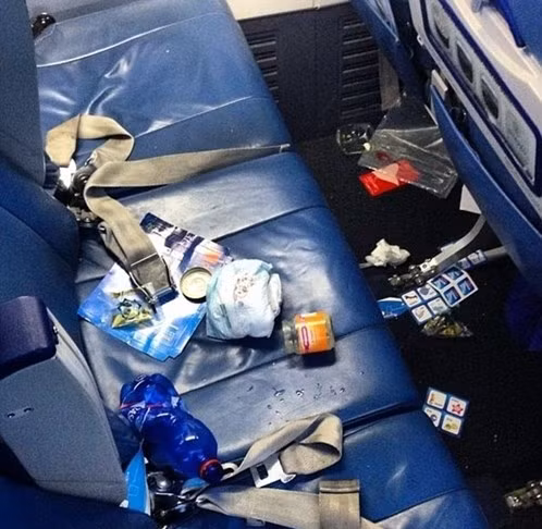 Trên ghế và sàn ngập tràn rác do vị thách vô ý thức nào đó để lại.