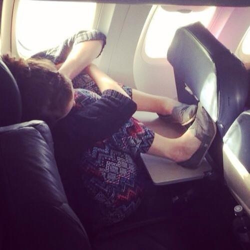 Tư thế ngủ hết sức vô duyên của cô gái này khiến ai nấy đều "cạn lời".