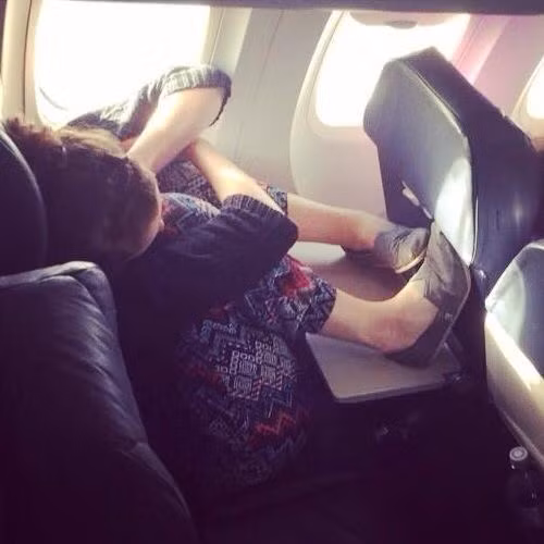 Tư thế ngủ hết sức vô duyên của cô gái này khiến ai nấy đều "cạn lời".