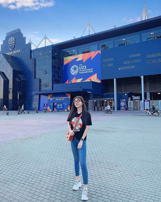 Mới đây, Gia Hân lại tiếp tục chứng minh độ chịu chơi của mình khi có mặt tại Thái Lan để trực tiếp cổ vũ bạn trai và các cầu thủ U23 Việt Nam. Trên trang cá nhân, hot girl gốc Đồng Nai đăng tải một loạt ảnh tại xứ Chùa Vàng kèm trạng thái: "Under the same sky, Dreaming the same dream..." (tạm dịch: Cùng dưới một bầu trời, cùng chung một giấc mơ).