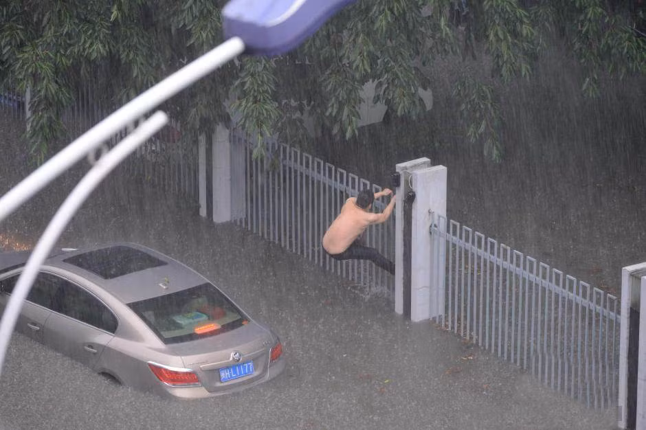 Bỏ của chạy lấy người, xe thì mặc xe, người đàn ông này tháo thân để trèo rào về tổ ấm của mình.