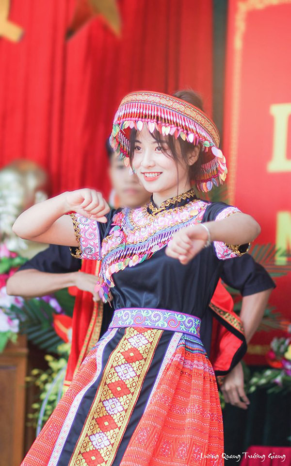 Loạt ảnh ghi lại nữ sinh Thái Nguyên Bùi Thị Lan mặc trang phục dân tộc đứng múa trên sân khấu dịp khai giảng.