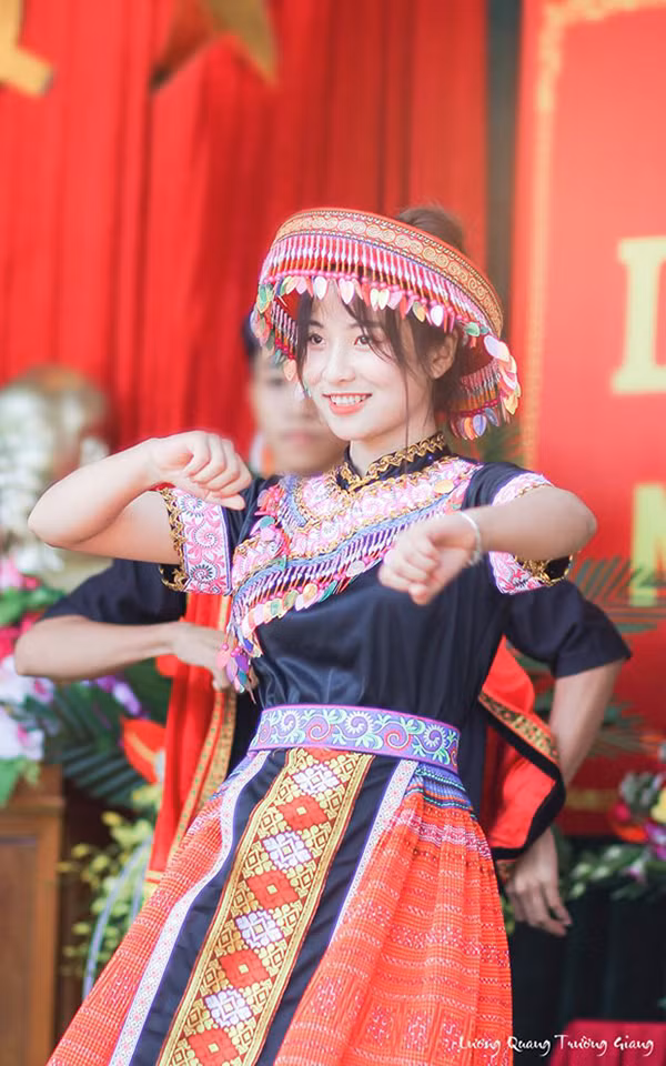 Loạt ảnh ghi lại nữ sinh Thái Nguyên Bùi Thị Lan mặc trang phục dân tộc đứng múa trên sân khấu dịp khai giảng.