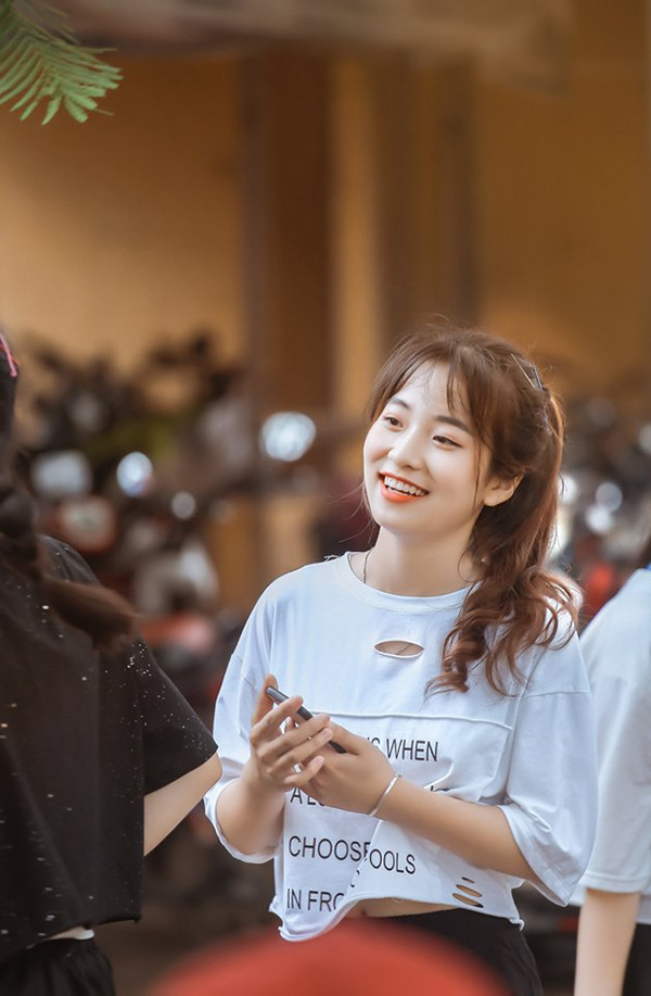 Với vẻ ngoài xinh xắn, dễ thương, Lan nhận được nhiều lời làm quen từ các bạn nam. Tuy nhiên, cô nàng từ chối vì muốn tập trung vào việc học.