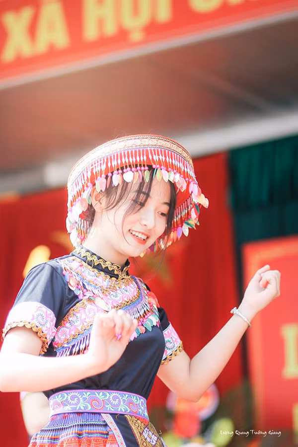 Cô gái Bùi Thị Lan sở hữu gương mặt bầu bĩnh, làn da trắng và sống mũi cao, nụ cười duyên dáng.