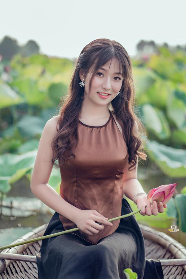 "Đúng là gái Thái Nguyên, xinh hết phần thiên hạ rồi gái ơi", "Mua bài Mị, xinh như Mị" là lời khen nhiều dân mạng dành cho nhan sắc trong veo của Lan.