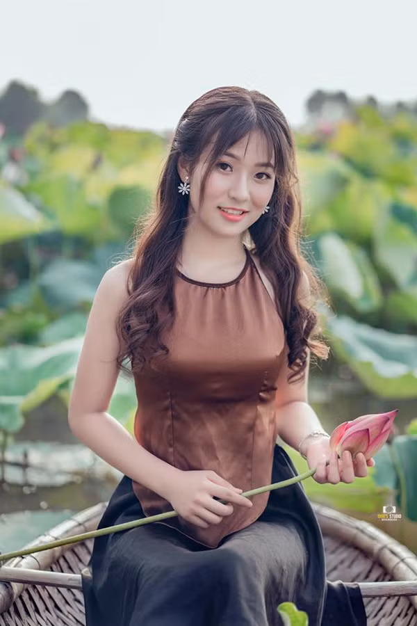 "Đúng là gái Thái Nguyên, xinh hết phần thiên hạ rồi gái ơi", "Mua bài Mị, xinh như Mị" là lời khen nhiều dân mạng dành cho nhan sắc trong veo của Lan.