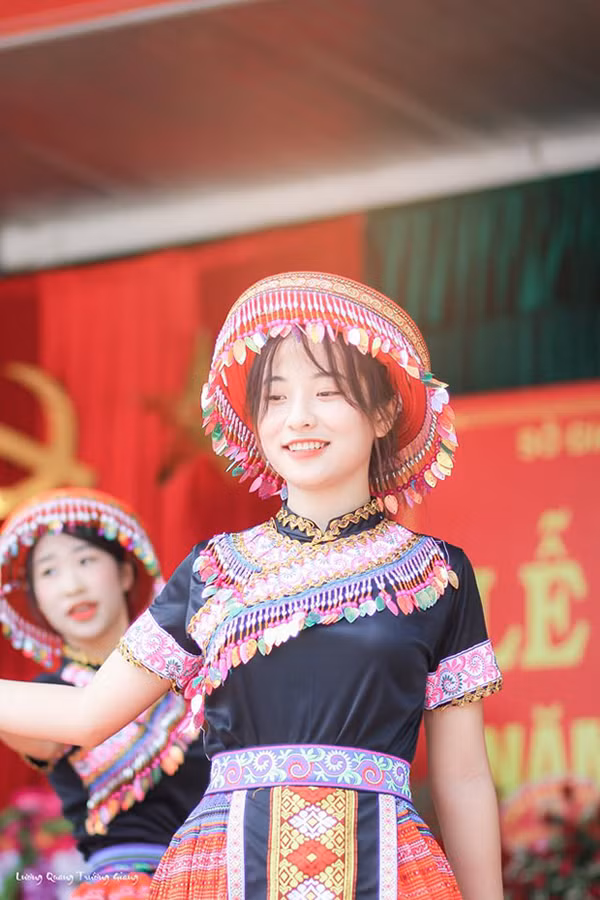 Nhan sắc và thần thái của nữ sinh 10X xinh đẹp Lan trong ngày khai giảng được nhiều dân mạng khen ngợi.