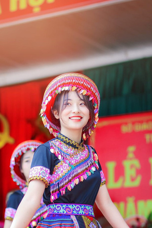 Bùi Thị Lan (THPT Lương Phú, Thái Nguyên) đang "gây sốt" cộng đồng mạng sau khi hình ảnh cô biểu diễn trong lễ khai giảng của trường được lan truyền.