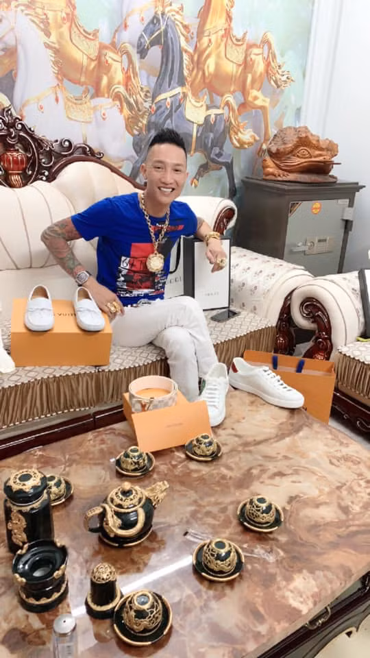 Huấn cũng tự mãn chia sẻ dù "chơi" ma túy nhưng lý trí và thần kinh của hắn mạnh mẽ, không bị chất cấm này điều khiển.