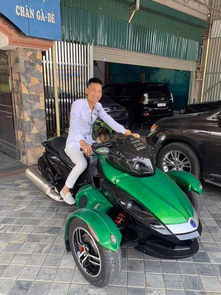 Những chia sẻ của Huấn Hoa Hồng nhận chỉ trích gay gắt từ CĐM vì ngang nhiên công khai sử dụng ma túy và gieo vào đầu khán giả ý nghĩ sai lệch về chất cấm này.