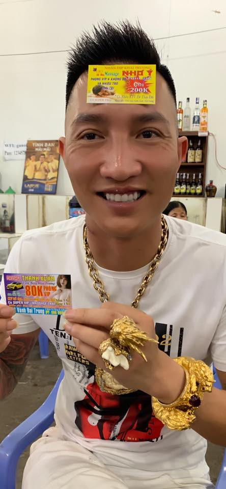 Trước khi Huấn Hoa Hồng bị bắt đưa đi cai nghiện, hắn từng livestream trên Facebook, rao giảng khuyên mọi người đừng dùng ma tuý.