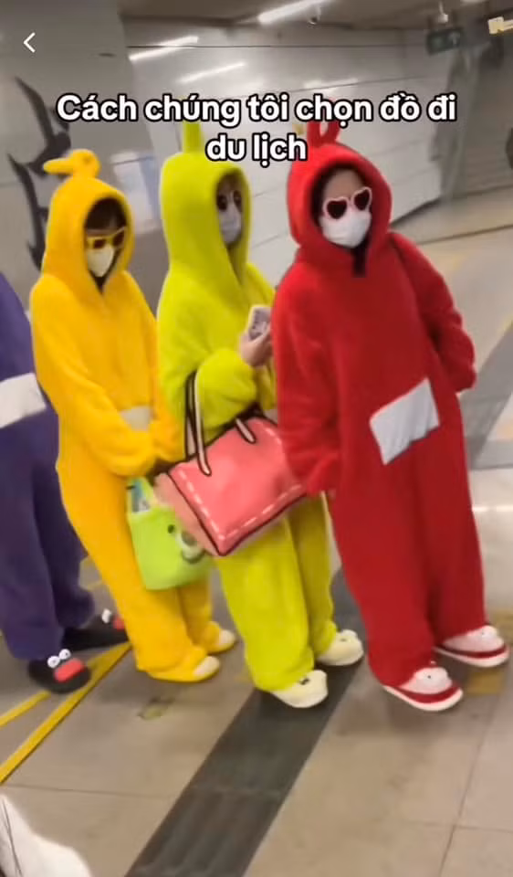 Cách hội bạn này chọn đồ đi du lịch, mỗi người một màu không ai trùng ai.