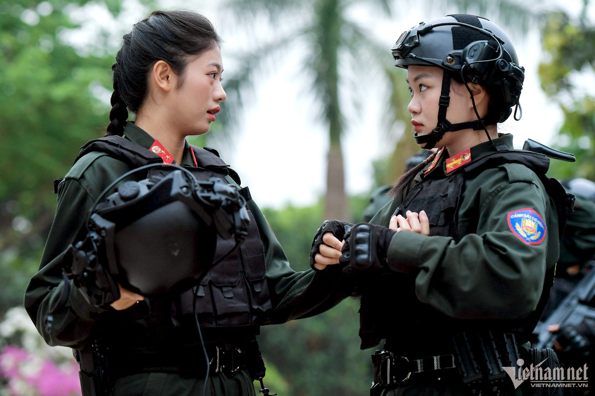 Đi đầu khối nữ Chiến sĩ Cảnh sát cơ động là Hà Anh - cô sinh viên năm nhất của Học viện Cảnh sát nhân dân. Đây là lực lượng vũ trang chiến đấu tập trung, có tính cơ động rất cao, luôn có mặt ở những điểm nóng, phức tạp về an ninh, trật tự; phối hợp chặt chẽ với các lực lượng, kịp thời giải quyết các tình huống đột xuất, phức tạp.