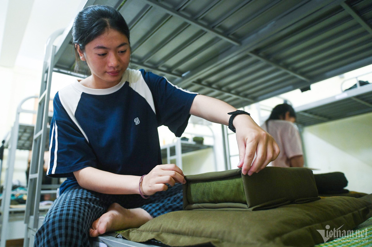 rong những ngày này, Hà Anh và bạn bè tuân thủ nghiêm ngặt quy định không sử dụng điện thoại. Chỉ có cuối tuần, cô mới có thời gian gọi về cho bố mẹ ở quê.