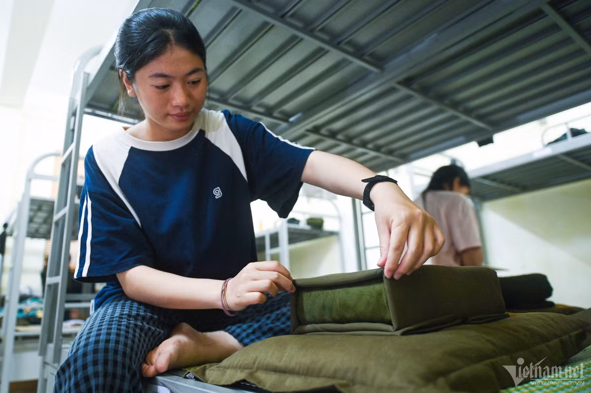 rong những ngày này, Hà Anh và bạn bè tuân thủ nghiêm ngặt quy định không sử dụng điện thoại. Chỉ có cuối tuần, cô mới có thời gian gọi về cho bố mẹ ở quê.