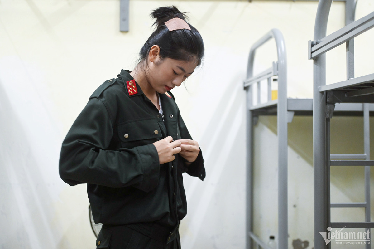 Sau 2 tháng học điều lệnh tại trường, Hà Anh và các bạn cùng lớp được tham gia buổi kiểm tra về thể lực, cách thức thực hiện điều lệnh. Gần cuối tháng 4, cả đội di chuyển quãng đường 450km từ Hà Nội lên thành phố Điện Biên Phủ để tham gia đợt huấn luyện diễu binh.