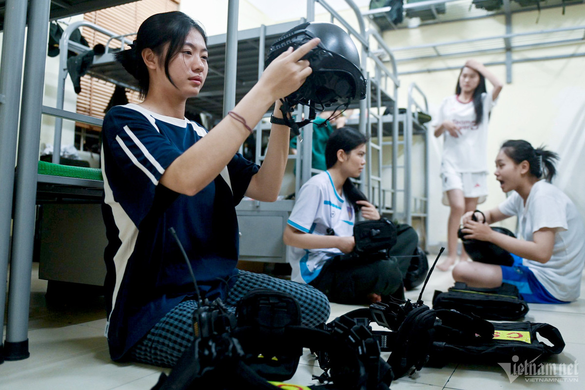 Tác phong nhanh nhẹn, các cô gái nhanh chóng chỉnh trang, mọi công việc của cả đoàn phải hoàn thành trước 5h30 để kịp ăn sáng và lên xe di chuyển đến điểm diễu binh tại sân vận động thành phố.