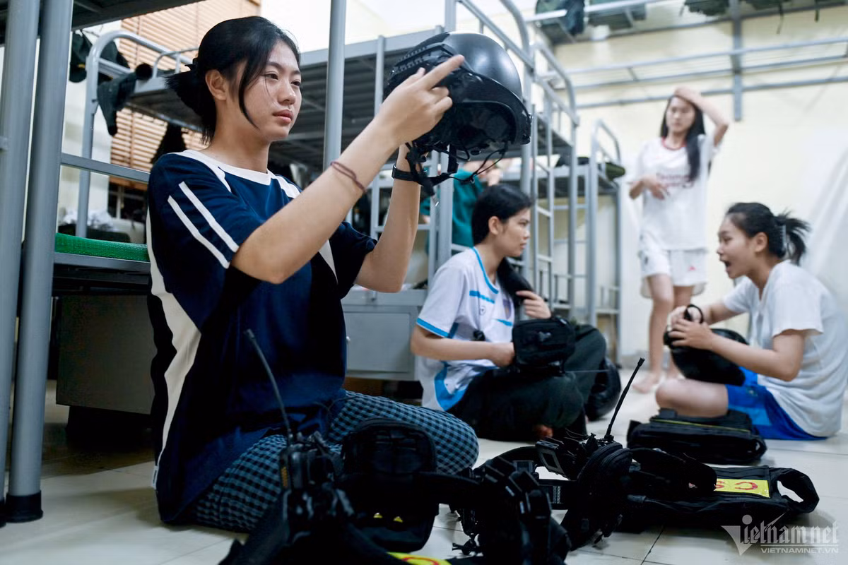 Tác phong nhanh nhẹn, các cô gái nhanh chóng chỉnh trang, mọi công việc của cả đoàn phải hoàn thành trước 5h30 để kịp ăn sáng và lên xe di chuyển đến điểm diễu binh tại sân vận động thành phố.