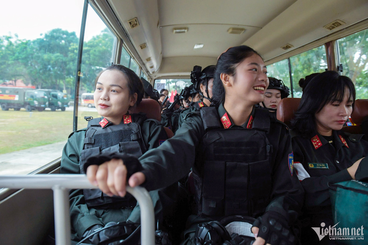 Để chuẩn bị cho lễ diễu binh, 6h30 sáng 3/5, đoàn xe có mặt gần khu vực sân vận động thành phố Điện Biên Phủ.