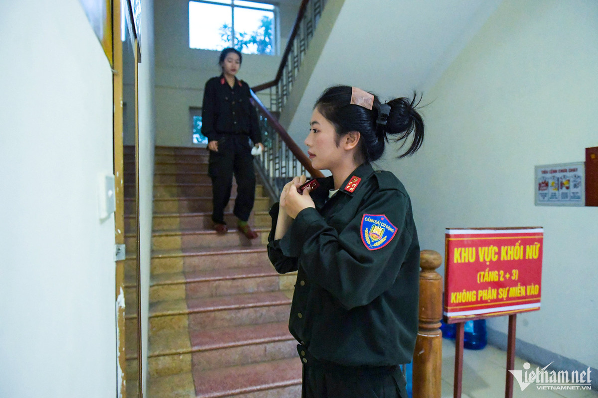 Từ 4h30 sáng, khu ở của các nữ đặc nhiệm tham gia diễu binh tại Lễ kỷ niệm 70 năm chiến thắng Điện Biên Phủ dần sáng đèn. Các cô gái đã dậy chuẩn bị.