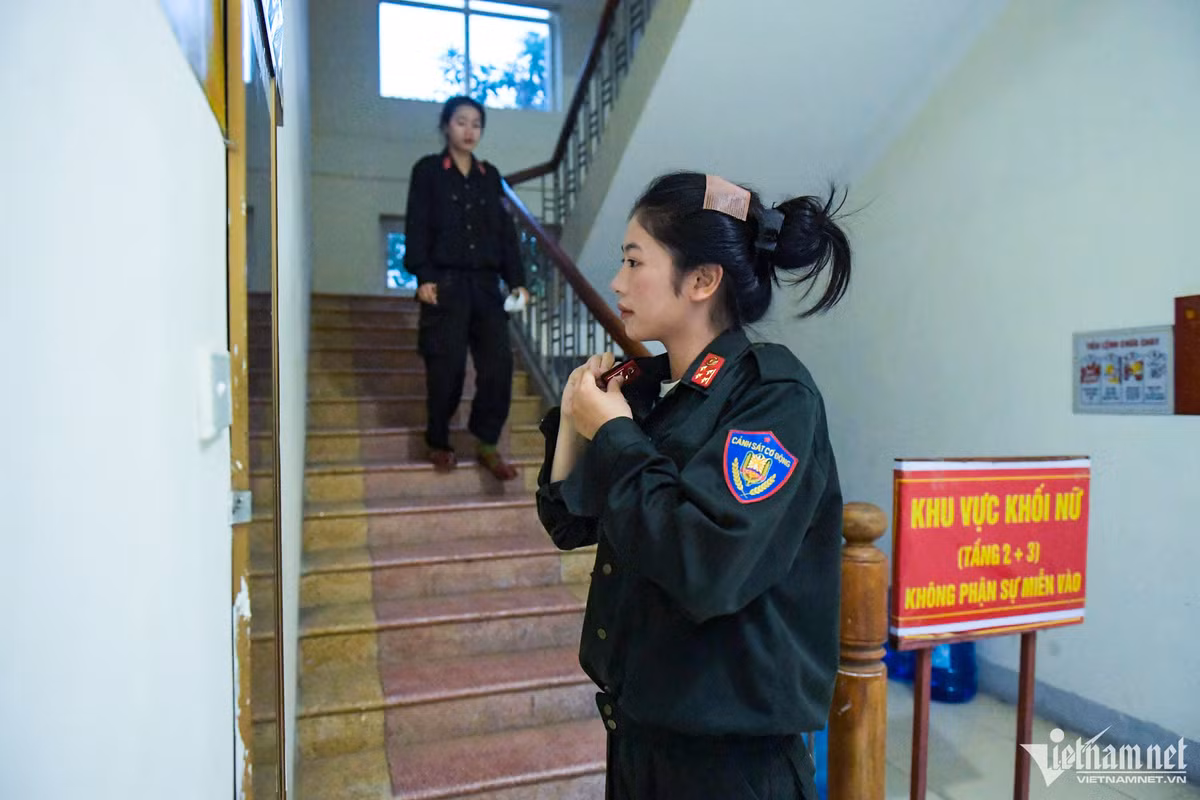 Từ 4h30 sáng, khu ở của các nữ đặc nhiệm tham gia diễu binh tại Lễ kỷ niệm 70 năm chiến thắng Điện Biên Phủ dần sáng đèn. Các cô gái đã dậy chuẩn bị.