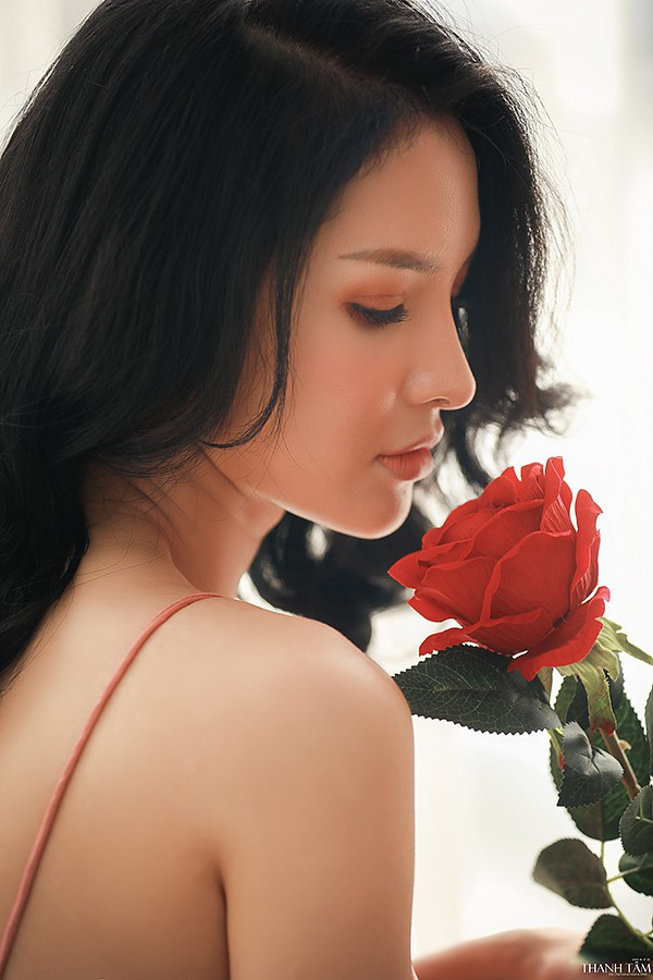 Sau khi làm răng và nâng ngực tại Việt Nam, chị Hạnh quyết định cân đối tài chính, lên đường sang Hàn Quốc "lột xác". Đến hiện tại, bà mẹ can đảm này rất hài lòng và tự tin hơn hẳn với ngoại hình của mình.