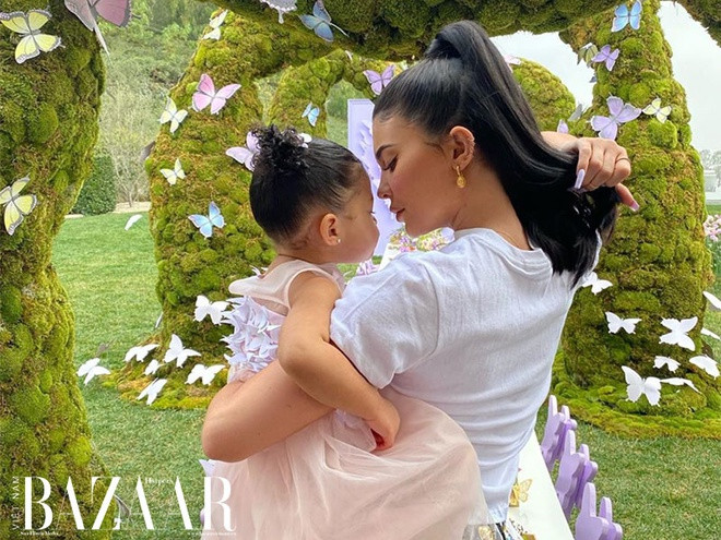 Năm 2019, Kylie từng muốn đăng ký bản quyền Stormi Webster và Stormi World để tên con gái trở thành thương hiệu độc quyền. Tuy nhiên, quá trình bị gián đoạn khi một thương hiệu tên Stormi Couture xuất hiện trước đó, chỉ một tháng sau khi con gái Kylie Jenner ra đời. Kylie cho rằng công ty đã lợi dụng để kiếm tiền từ tên con gái cô bởi “Stormi là cái tên nổi tiếng, độc đáo và không thể đụng hàng” và đòi kiện bên này ra tòa.
