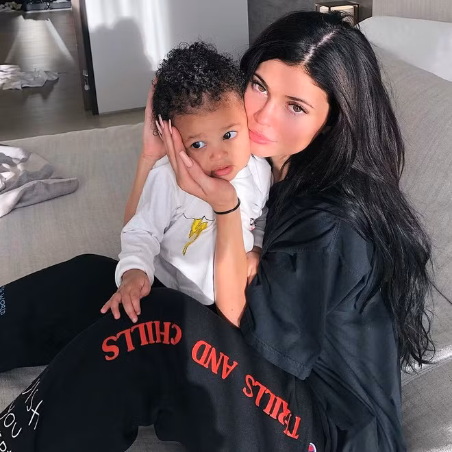 Đầu tháng 2 năm nay, Kylie Jenner trình làng dòng son môi riêng mang tên con gái để kỷ niệm Stormi tròn 2 tuổi. Giống như các bộ sưu tập khác của thương hiệu mỹ phẩm do Kylie sáng lập, các sản phẩm với hình vẽ trang trí là cánh bướm đều nhanh chóng hết hàng. Tên các màu trong bảng phấn mắt cũng thể hiện tình yêu mà Kylie dành tặng đến cô công chúa cưng: Angel on Earth (thiên thần trên Trái đất), Love without Limits (Yêu thương vô hạn), Butterfly Babe (Em bé bươm bướm).