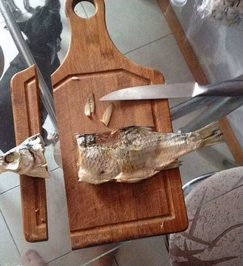 Dùng sức mạnh hơi quá tay nên không chỉ chặt được cá mà hỏng luôn cả cái thớt.