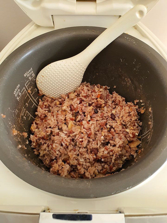 Vì thích ăn cơm lẫn các loại hạt với nhau mà chàng trai này mạnh dạn nấu chung nhưng không biết mỗi loại hạt có thời gian chín khác nhau. Vì vậy nên muốn cơm chín đều phải nấu trong khoảng 6-7 tiếng.