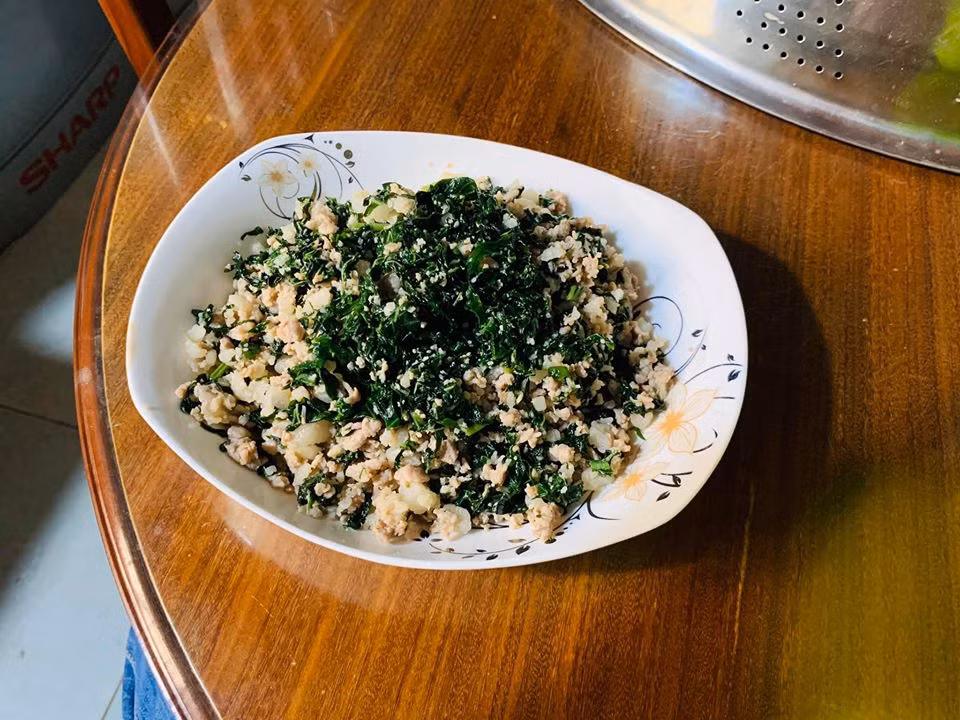 Khi mẹ bảo rán chả lá lốt nhưng con trai lại quá lười biếng.