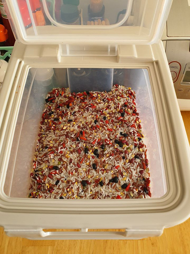 Nhanh trí ngũ cốc với nhau giờ ngồi khóc thét vì phải ngồi nhặt ra như cô tấm. Đúng là không phải đàn ông nào cũng khéo tay, đôi khi đàn ông vào bếp chính là một dạng của thảm họa.