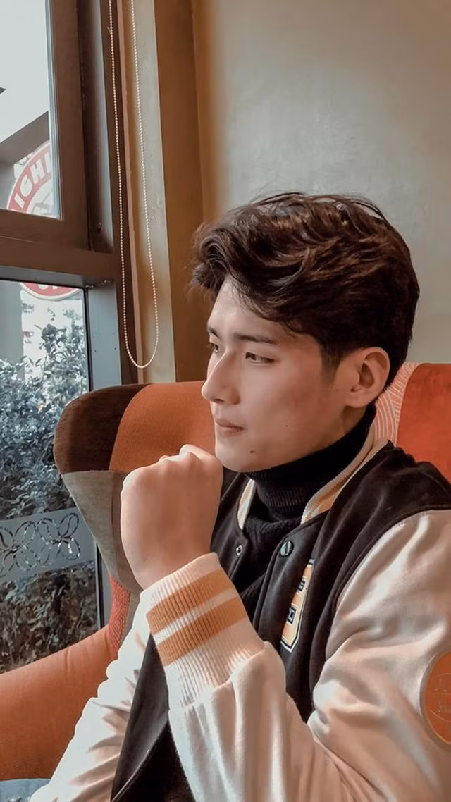 Sống mũi cao, đôi mắt hí một mí của hot boy bóng chuyền - Trần Đình Hiếu thu hút mọi cô gái.