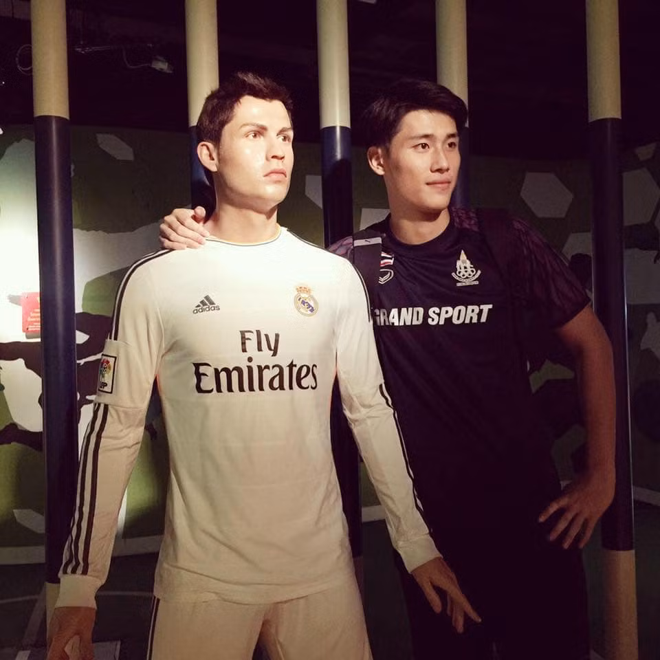 Dù chưa có người yêu nhưng hiện tại, Đình Hiếu không hề vội vàng vì còn nhiều dự định phía trước. Nếu như duyên tới, anh chàng cũng vẫn sẵn sàng đón nhận. Anh cho biết bản thân luôn mong muốn có một tình yêu nghiêm túc, cả hai phải yêu và giúp đỡ, động viên nhau mới có thể bền vững.