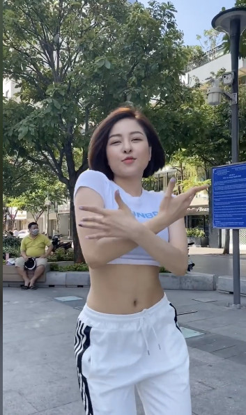 Chưa kể, thời gian gần đây, cô nàng cũng liên tục xuất hiện với hình ảnh mới mẻ, đặc biệt là thường xuyên đăng tải những màn vũ đạo nóng bỏng với cư dân mạng.