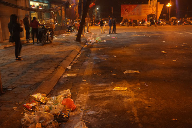 Mỗi năm, khi countdown party kết thúc, hình ảnh rác thải ở khắp mọi nơi xuất hiện trên mạng xã hội khiến nhiều người ngán ngẩm. Vì thế nên hạn chế rác thải và ở lại thu gom rác sau khi buổi tiệc kết thúc.