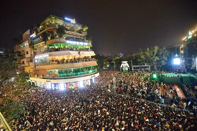 Tại các lễ hội đếm ngược chào năm mới, ban tổ chức thường cho trình diễn các loại nhạc mạnh, điều này bị nhiều thanh niên lợi dụng để dùng rượu, bia và ma tuý chính bởi vậy nên tự bảo vệ bản thân và tránh xa những chất kích thích trên.