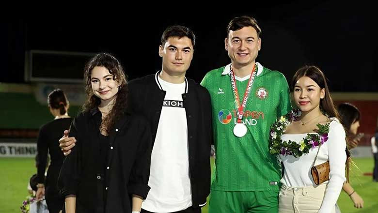 Yến Xuân là một HLV thể hình cá nhân, hơn Đặng Văn Lâm 2 tuổi. Cô sở hữu nhan sắc cuốn hút và thân hình nóng bỏng.